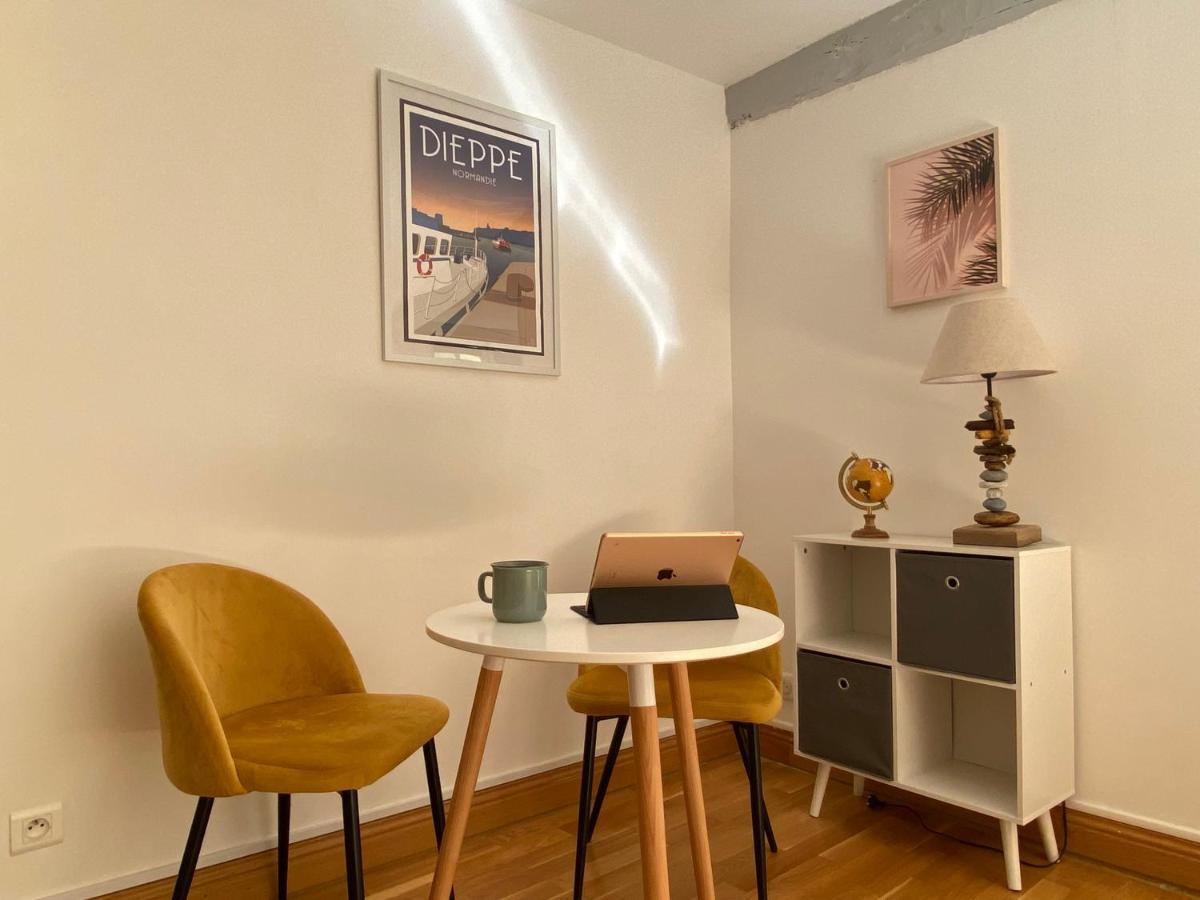 Appartement Beau studio cosy calme en face du port sur le quai à Dieppe Extérieur photo