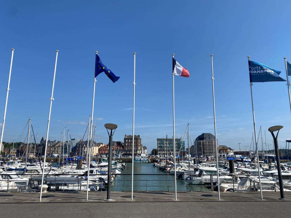 Appartement Beau studio cosy calme en face du port sur le quai à Dieppe Extérieur photo
